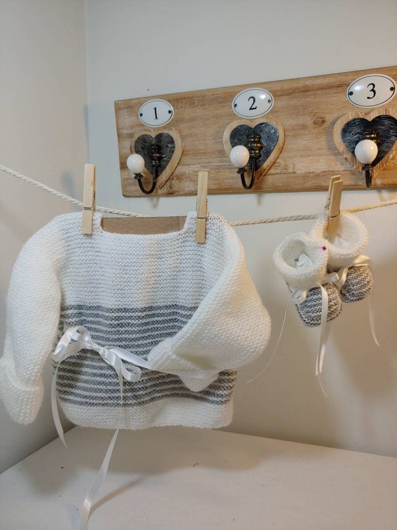 Brassiére et chaussons, ensemble naissance tricotés main pour bébé, gris blanc, baby booties hand made, cadeau de naissance made in france Ensemble