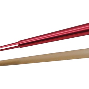 Puede incluir: Una herramienta de metal roja con dos puntas y una peque&ntilde;a perilla en el extremo. La herramienta se utiliza para empacar un cono. Tambi&eacute;n se muestra un cono de papel marr&oacute;n.