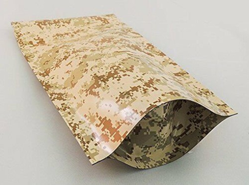 Puede incluir: Una bolsa de color camuflaje marr&oacute;n y beige con una solapa superior y una costura termosellada. La bolsa est&aacute; hecha de un material flexible y es ideal para empaquetar y guardar objetos peque&ntilde;os.