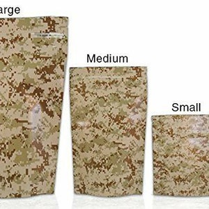 Puede incluir: Tres bolsas resellables con estampado de camuflaje en diferentes tama&ntilde;os: grande, mediano y peque&ntilde;o. Las bolsas est&aacute;n hechas de pl&aacute;stico transparente y duradero con cierre de cremallera. Las bolsas est&aacute;n dispuestas sobre una superficie blanca.