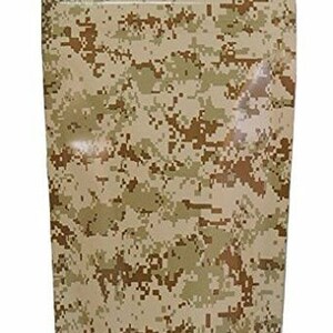 Puede incluir: Una bolsa de pie con cierre de cremallera con un patr&oacute;n de camuflaje marr&oacute;n y beige.