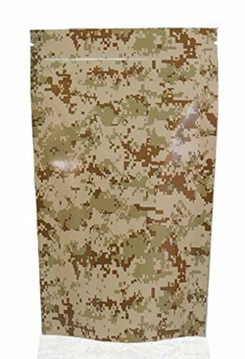 Puede incluir: Una bolsa de pie con cierre de cremallera con un patr&oacute;n de camuflaje marr&oacute;n y beige.