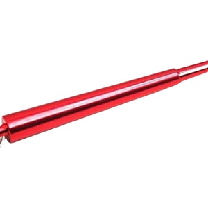 Puede incluir: Una herramienta de llavero de metal rojo con una p&uacute;a retr&aacute;ctil de doble extremo. La herramienta tiene un llavero unido a un extremo.