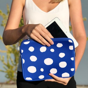 iPad- oder Tablet-Hülle/Hülle aus blauem und weißem Neopren im Where&#39;s Spot-Design