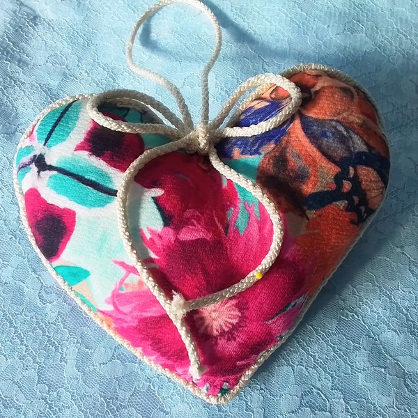 Luxus Gepolstertes Herz in einem abstrakten Blumenstoff eingefasst mit cremefarbener Kordel plus eine Aufhängeschlaufe in der gleichen Kordel und ein mit blauem Stoff bezogener Knopf