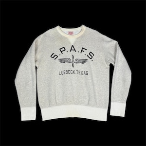 Może przedstawiać: Jasnoszara bluza z napisem "S.P.A.F.S." nad grafiką skrzydeł i śmigła, z napisem "LUBBOCK, TEXAS" poniżej. Bluza ma białe mankiety i biały dekolt.