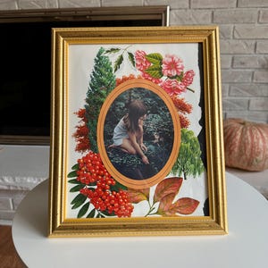 Collage artistico incorniciato. Atmosfera anni '70. Floreale con ragazza. Arte psichedelica. Decorazioni alla moda. Decorazioni per la casa. Pezzo unico nel suo genere. Arte su carta. Cornice inclusa.