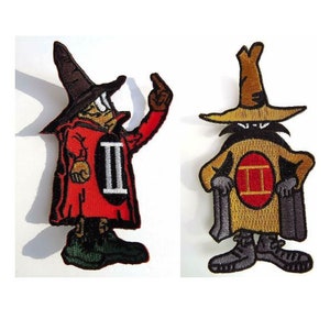 Könnte beinhalten: Zwei gestickte Aufnäher mit Cartoon-Zauberern, die spitze Hüte und Roben tragen. Der Zauberer links trägt eine rote Robe mit einem weißen "II" auf der Brust. Der Zauberer rechts trägt eine goldene Robe mit einem roten "II" auf der Brust.