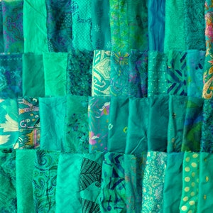 Sari Silk Sari Fabric Remnant India Sinppets 50 / 100 SMALL pieces PCK GREEN Vintage Material Craft Quilt Doll Junk Journal