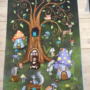 Könnte beinhalten: Ein skurriles Stoffpaneel mit einer detaillierten Waldszene. Ein großer Baum ist der Mittelpunkt, mit Eulen, Schmetterlingen und Libellen. Pilzhäuser, ein Reh, ein Bär, ein Eichhörnchen und ein Kaninchen sind ebenfalls dargestellt.