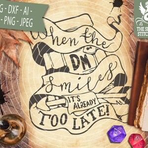 Op de afbeelding: Een vintage-stijl illustratie van een Dungeons and Dragons (D&D) Dungeon Master (DM) met de tekst "When the DM smiles it's already too late!" De afbeelding is in zwart-wit op een perkament-achtige achtergrond.