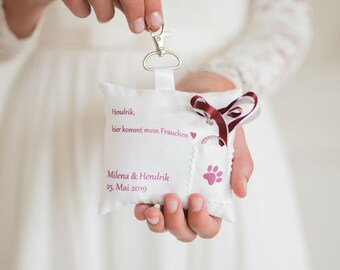 Ring cushion for dogs with carabiner as ring holder