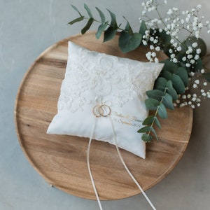 Ring pillow Emma with floral lace image 1