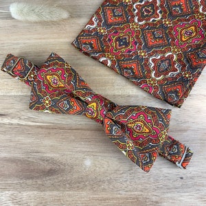 Cravatta Uomo Con Clip A Motivo Paisley – Nero, Rosso E Blu Reale – 100% Poliestere, Fatta A Mano UK
