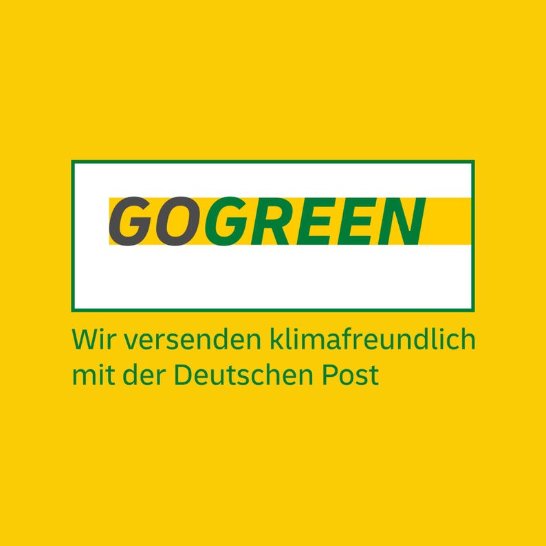 K&ouml;nnte beinhalten: Ein wei&szlig;es Rechteck mit gr&uuml;nem Rand und gelbem Streifen. Der Text "GO GREEN" ist in schwarzen und gr&uuml;nen Buchstaben. Unter dem Rechteck steht der Text "Wir versenden klimafreundlich mit der Deutschen Post".