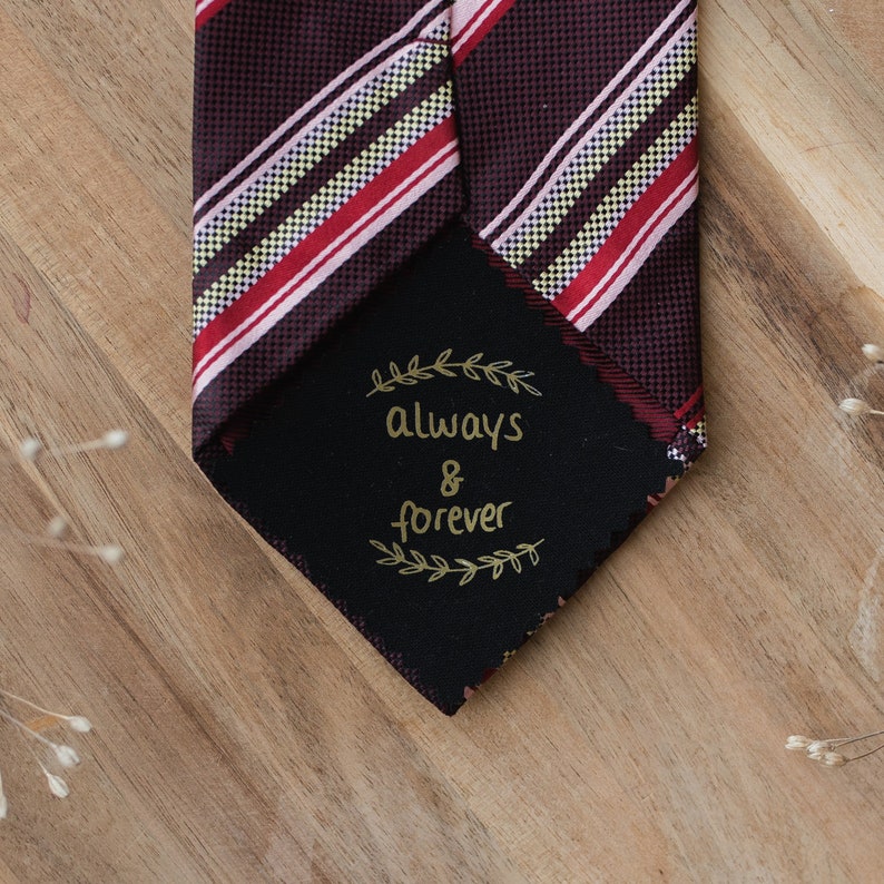 Écusson cravate noire avec votre propre écriture image 1