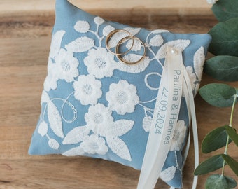Ring pillow in blue with floral lace