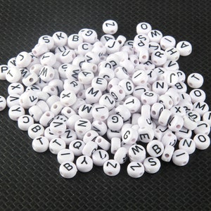 100 unids letra cuentas blancas y negras alfabeto mixto blanco acrílico Inglés carta abalorios, Spacer abalorios 4 * 7 mm redondo acrílico abalorios ABCDEF