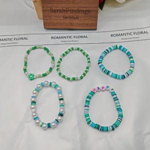 Pulseiras de amizade personalizadas com miçangas | Pulseira personalizada com nome | Presente de Dia dos Namorados para ela | Joias de miçangas Heishi | Conjunto de pulseiras empilháveis
