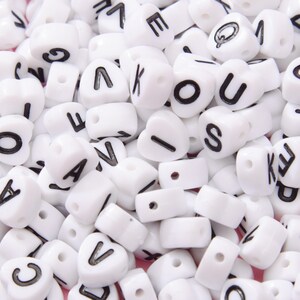100 pcs Letter Heart Beads White and colored Love Bead Mixed White Resin Necklace Bead,Spacer Alphabet Bead for Jewelry Round 7mm Bead A-Z