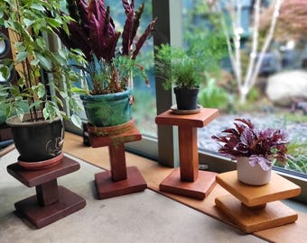 Suporte para plantas, pedestal de madeira para vasos, pedestal rústico artesanal em pinho.