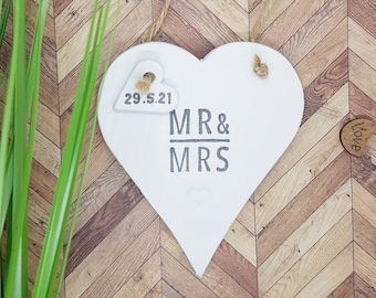 MR & MRS Hanging Heart Gift, Unique Personalised Wedding Heart, Wedding Gift Idea, Bride and Groom Keepsake, Wedding Rehearsal Gift