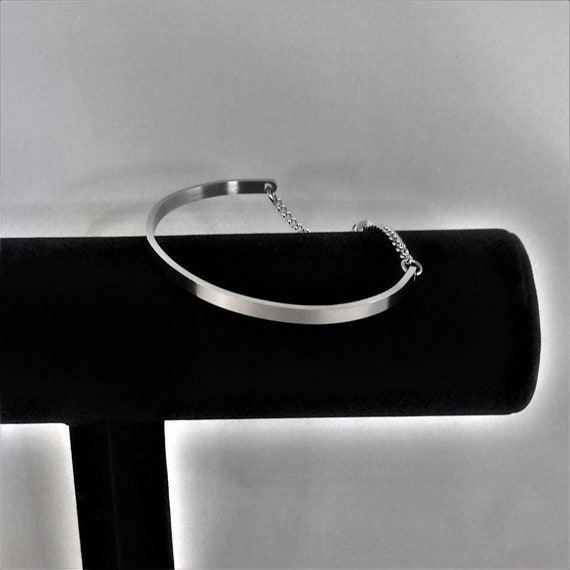 Locking online cuff bracelet