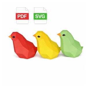 以下が含まれることがあります： 赤、黄、緑の幾何学的な紙の鳥の彫刻が3つ。各鳥はオレンジ色のくちばしと黒い目を持っています。画像にはPDFとSVGのファイルアイコンも含まれています。