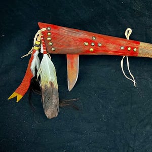 Può includere: Coltello cerimoniale nativo americano fatto a mano. L'impugnatura in legno è dipinta di rosso e adornata con borchie in ottone. Include una lama in metallo, piume e dettagli in pelle. Il coltello misura circa 46 cm di lunghezza.
