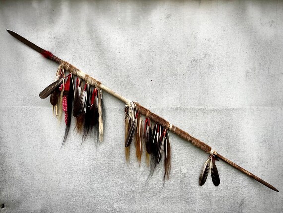 Flèche Amérindienne Ancienne Originale – Pointe Métal, Plumes, Tendon, Excellent état