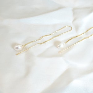 Pendientes de aguja de perla, pendientes de hilo dorado, pendientes de enhebrador de perlas, pendientes colgantes dorados