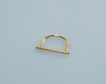 Bague en D délicat en or vermeil 18 carats, accessoire unisexe fierté LGBTQ, déclaration d'amour et d'égalité unique, idée cadeau mode chic minimaliste moderne