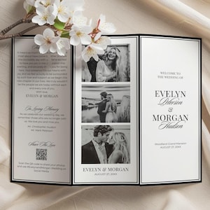Può includere: Un programma di matrimonio a tre ante con testo in bianco e nero e tre pannelli fotografici verticali di una coppia. Il pannello frontale mostra i nomi Evelyn Peterson e Morgan Hudson, la data 27 agosto 20XX e il luogo Woodland Grand Mansion.