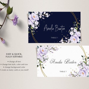 Puede incluir: Dos tarjetas de mesa editables con un c&iacute;rculo dorado y flores moradas. El texto en las tarjetas dice "Amelia Burton" y "Mesa 1".