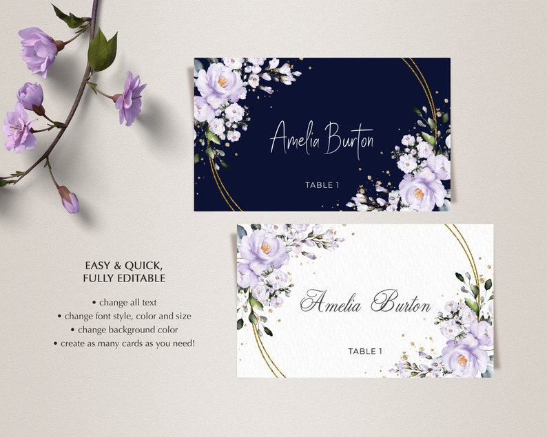 Puede incluir: Dos tarjetas de mesa editables con un c&iacute;rculo dorado y flores moradas. El texto en las tarjetas dice "Amelia Burton" y "Mesa 1".