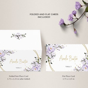 Puede incluir: Dos tarjetas de lugar con un dise&ntilde;o floral de acuarela en tonos morados y dorados. El texto en las tarjetas dice "Amelia Burton, Mesa 1". Las tarjetas est&aacute;n disponibles en estilos de tienda de campa&ntilde;a plegada y plana. La tarjeta de tienda de campa&ntilde;a plegada mide 3,75 pulgadas por 2,25 pulgadas despu&eacute;s de plegarse. La tarjeta plana mide 3,75 pulgadas por 2,25 pulgadas.