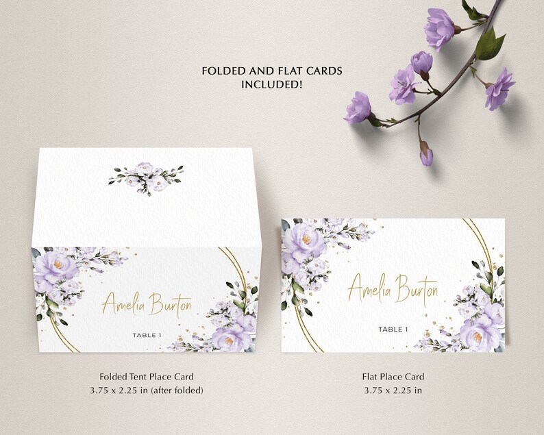 Puede incluir: Dos tarjetas de lugar con un dise&ntilde;o floral de acuarela en tonos morados y dorados. El texto en las tarjetas dice "Amelia Burton, Mesa 1". Las tarjetas est&aacute;n disponibles en estilos de tienda de campa&ntilde;a plegada y plana. La tarjeta de tienda de campa&ntilde;a plegada mide 3,75 pulgadas por 2,25 pulgadas despu&eacute;s de plegarse. La tarjeta plana mide 3,75 pulgadas por 2,25 pulgadas.