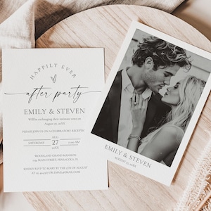 Peut inclure: Une invitation de mariage et une carte photo sont pr&eacute;sent&eacute;es sur une surface en bois. L'invitation indique "Happily Ever After Party" avec les noms "Emily & Steven" et les d&eacute;tails de l'&eacute;v&eacute;nement. La carte photo pr&eacute;sente une image en noir et blanc d'un couple.