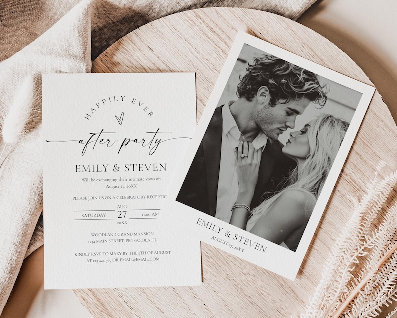 Peut inclure: Une invitation de mariage et une carte photo sont pr&eacute;sent&eacute;es sur une surface en bois. L'invitation indique "Happily Ever After Party" avec les noms "Emily & Steven" et les d&eacute;tails de l'&eacute;v&eacute;nement. La carte photo pr&eacute;sente une image en noir et blanc d'un couple.