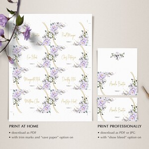 Puede incluir: Tarjetas de lugar imprimibles con un dise&ntilde;o floral con flores moradas y detalles dorados. El texto "IMPRIMIR EN CASA" y "IMPRIMIR PROFESIONALMENTE" se incluye con instrucciones para imprimir.