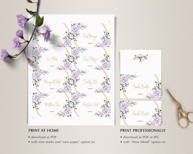 Puede incluir: Tarjetas de lugar imprimibles con un dise&ntilde;o floral con flores moradas y detalles dorados. El texto "IMPRIMIR EN CASA" y "IMPRIMIR PROFESIONALMENTE" se incluye con instrucciones para imprimir.