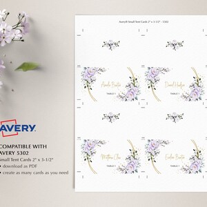 Puede incluir: Plantilla imprimible para tarjetas de mesa peque&ntilde;as Avery 5302, con un dise&ntilde;o floral con detalles dorados. La plantilla incluye cuatro tarjetas de lugar con nombres y n&uacute;meros de mesa: Anela Buster, Daniel Haden, Matthew Claw y Evelyn Burton.