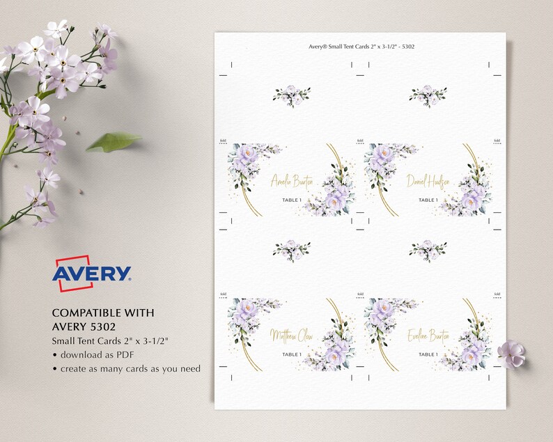 Puede incluir: Plantilla imprimible para tarjetas de mesa peque&ntilde;as Avery 5302, con un dise&ntilde;o floral con detalles dorados. La plantilla incluye cuatro tarjetas de lugar con nombres y n&uacute;meros de mesa: Anela Buster, Daniel Haden, Matthew Claw y Evelyn Burton.