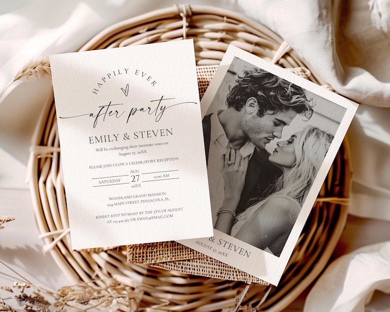 Peut inclure: Deux cartons d'invitation de mariage. L'un pr&eacute;sente le texte "Happily Ever After Party" et les d&eacute;tails de la r&eacute;ception d'Emily et Steven. L'autre est une photo en noir et blanc du couple. Les deux cartes sont sur un panier en osier.