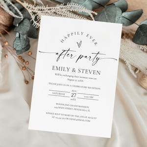 Peut inclure: Une invitation blanche avec le texte "Happily Ever After Party" en &eacute;criture noire &eacute;l&eacute;gante. La carte comprend les d&eacute;tails de la r&eacute;ception d'Emily & Steven le 27 ao&ucirc;t 20XX, au Woodland Grand Mansion. Des &eacute;l&eacute;ments d&eacute;coratifs entourent la carte.