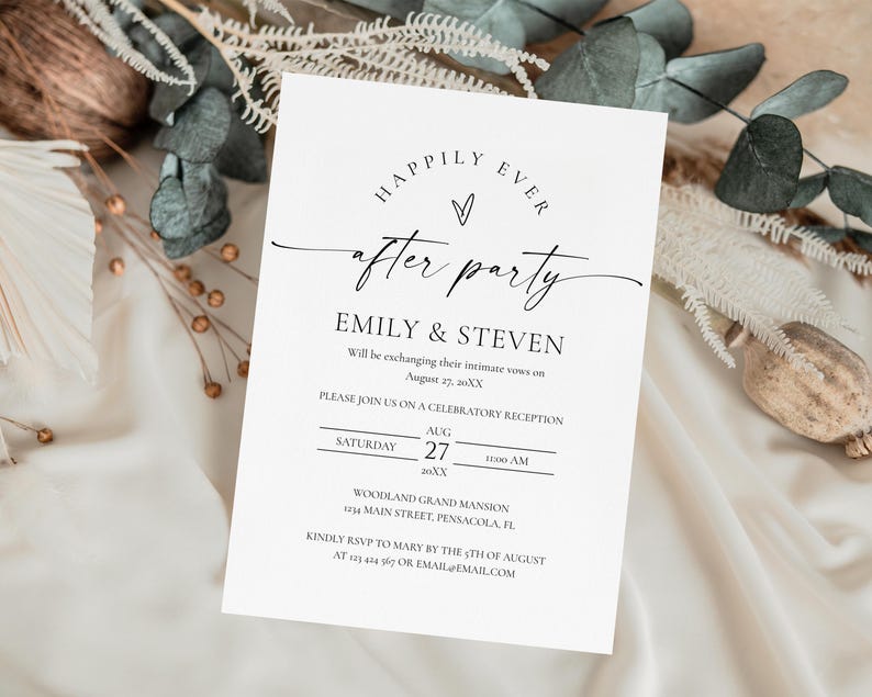 Peut inclure: Une invitation blanche avec le texte "Happily Ever After Party" en &eacute;criture noire &eacute;l&eacute;gante. La carte comprend les d&eacute;tails de la r&eacute;ception d'Emily & Steven le 27 ao&ucirc;t 20XX, au Woodland Grand Mansion. Des &eacute;l&eacute;ments d&eacute;coratifs entourent la carte.