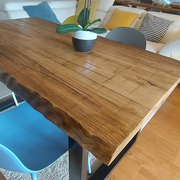 Table live edge en châtaignier massif vieilli Holztisch Holzregal