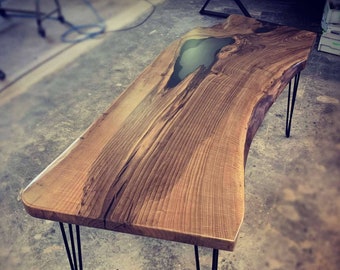 Escritorio moderno de madera maciza y resina epoxi negra transparente / Escritorio de madera con borde natural / Muebles de oficina para el hogar / Mesa rústica de resina epoxi / Escritorio de madera de nogal