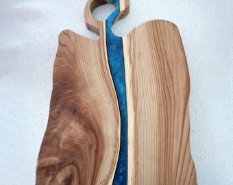 Live Edge Charcuterie Board / Walnussholz Blau Epoxidharz Fluss Servierbrett / Jubiläum / personalisiertes Geschenk / Schneidebrett