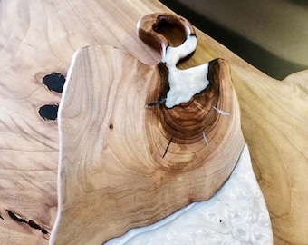 Live Edge Charcuterie Board / Walnussholz Weiße Perle Epoxidharz Fluss Servierbrett / Jubiläumsgeschenk / personalisiertes Geschenk
